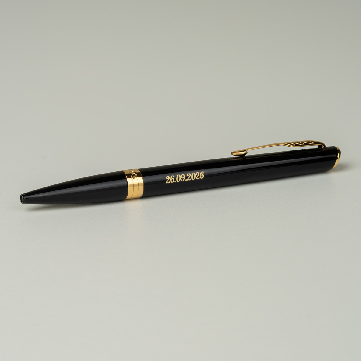 Długopis Parker Meridian Czarny GT (2231395) z personalizowanym grawerem &bdquo;26.09.2026&rdquo;.
