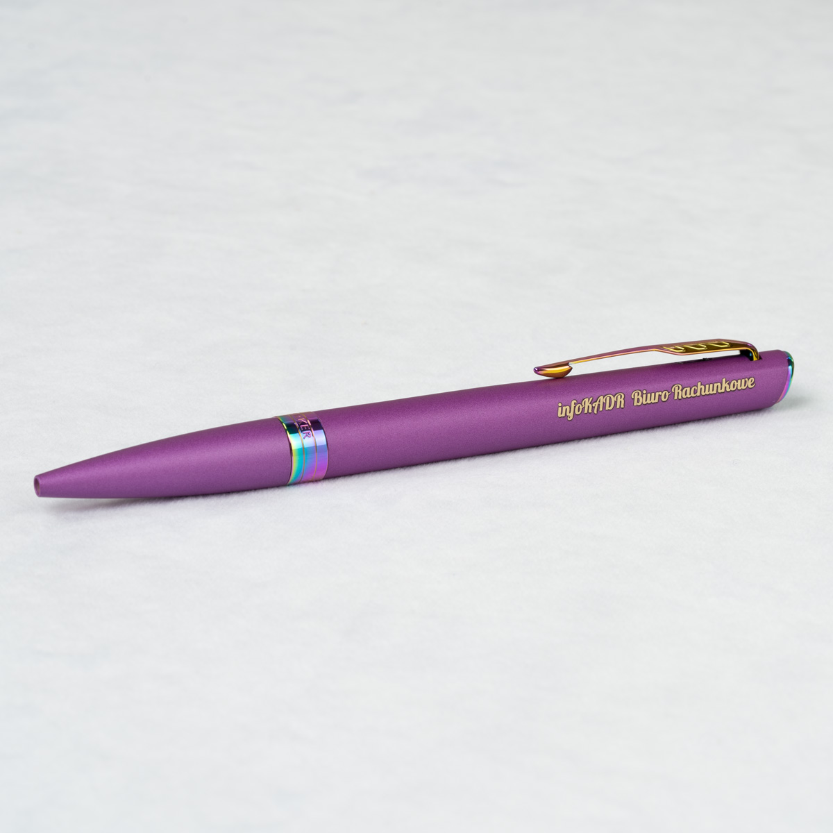 Długopis Parker Meridian Grape RBT (2247777) z personalizowanym grawerem &bdquo;infoKADR Biuro Rachunkowe&rdquo;.