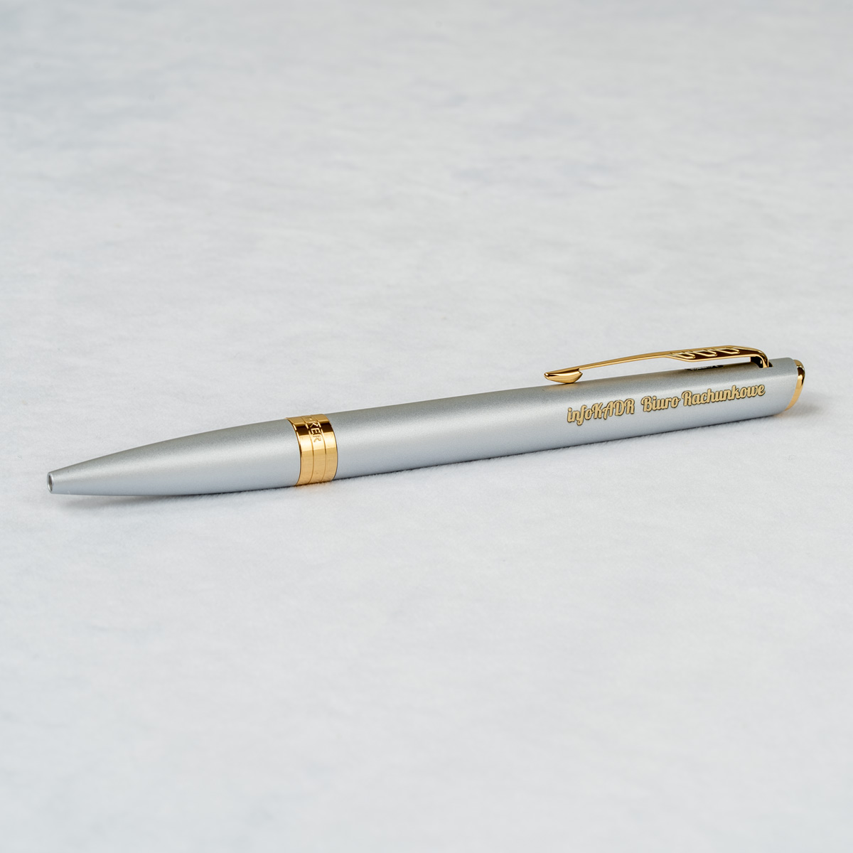 Długopis Parker Meridian Chrome GT (2231387) z personalizowanym grawerem „infoKADR Biuro Rachunkowe”.