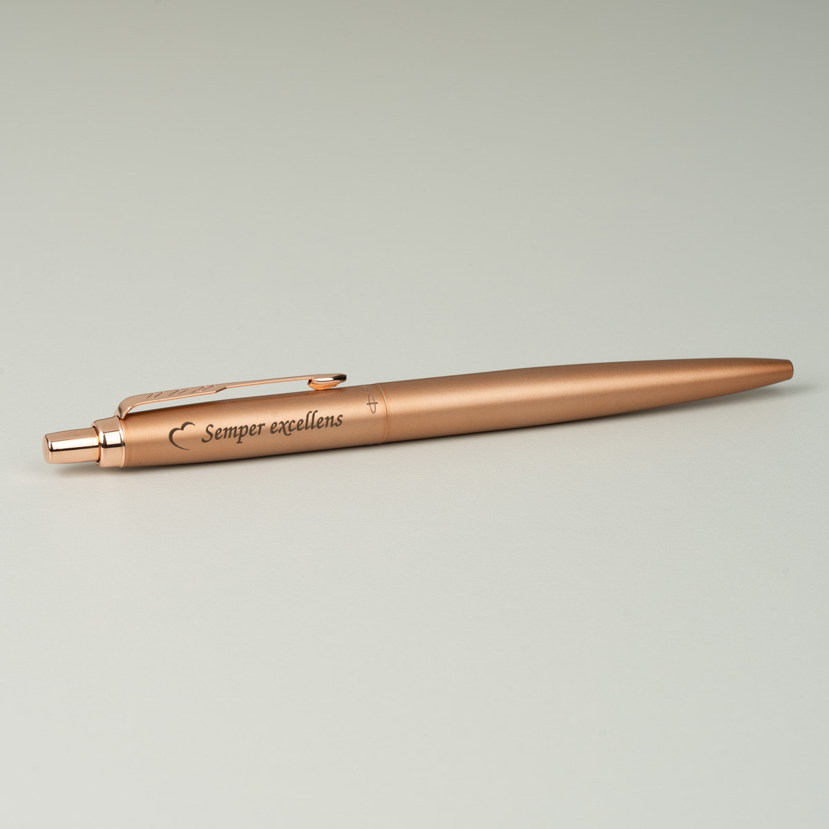 Długopis Parker Jotter XL Monochrome Gold [2122754] z personalizowanym grawerem &bdquo;Semper excellens&rdquo; i symbolem serca.