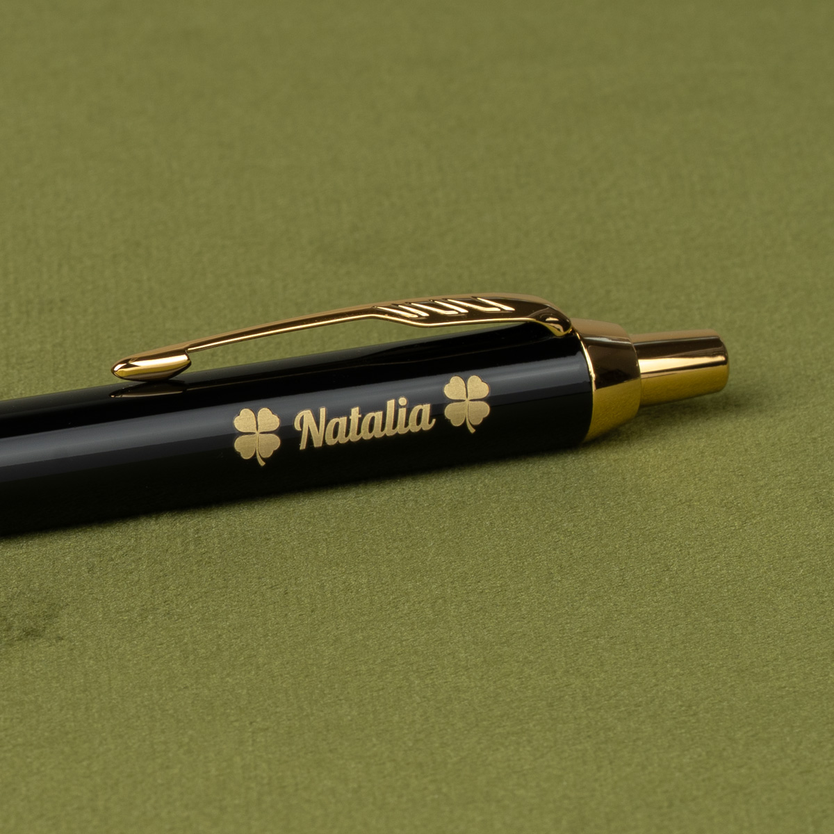 Długopis Parker IM Czarny GT [1931666] z personalizowanym grawerem &bdquo;Natalia&rdquo; oraz symbolami koniczyny.