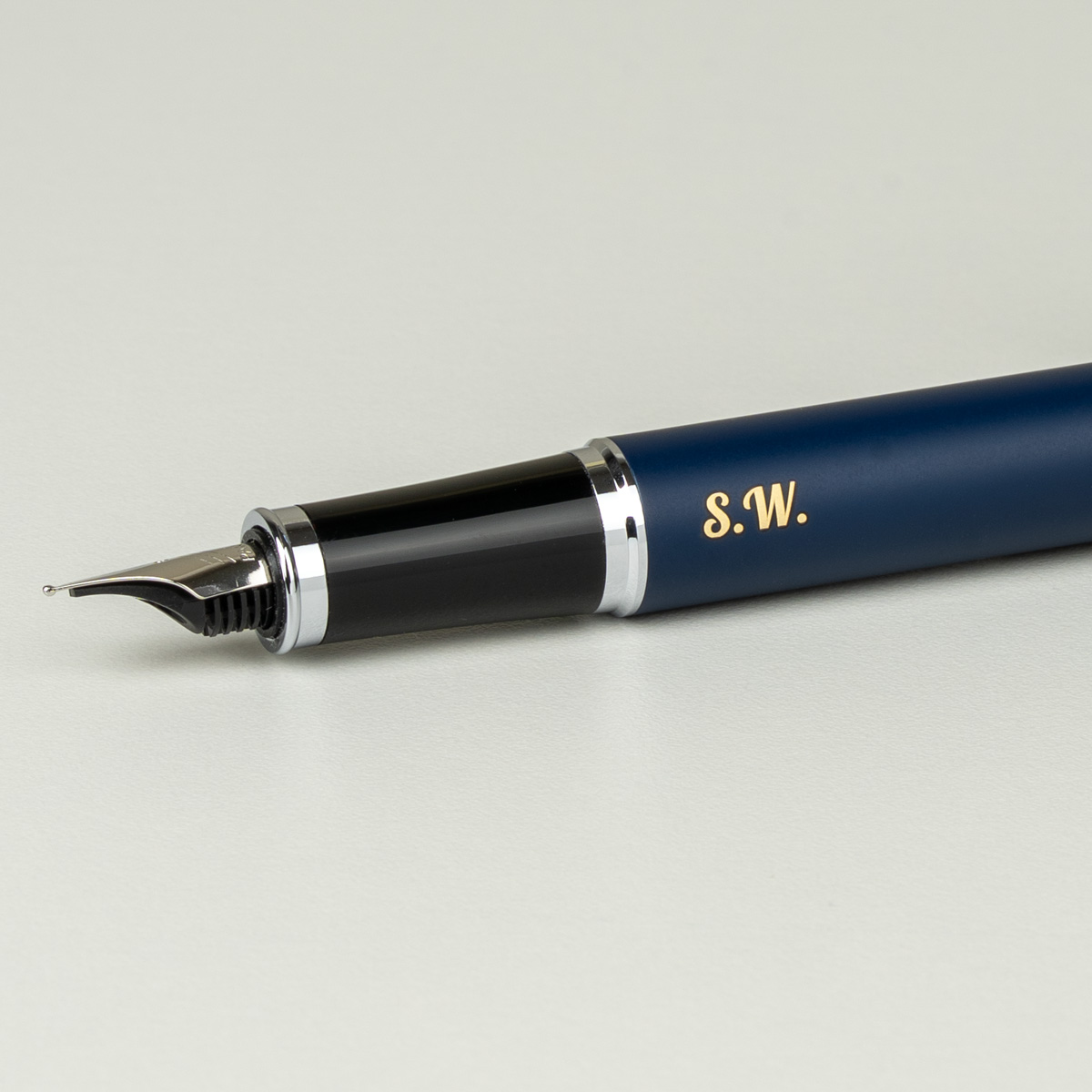 Pi&oacute;ro wieczne Parker IM Niebieskie CT [1931647] z personalizowanym grawerem &bdquo;S.W.&rdquo;.