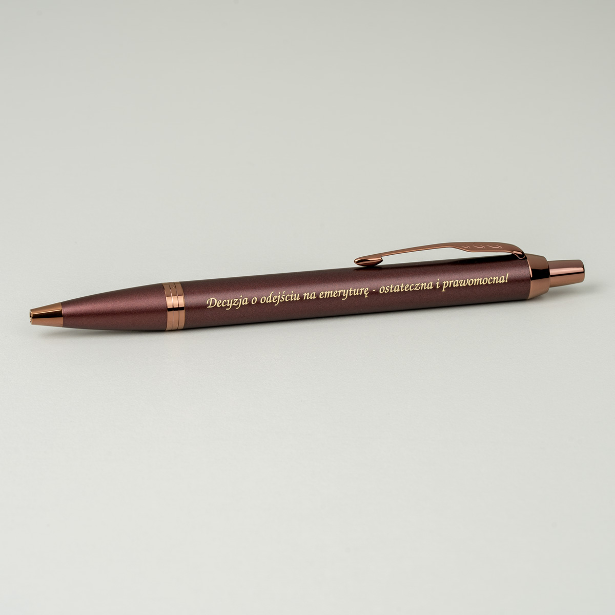 Długopis Parker IM Professionals Monochrome Burgundy [2190514] z personalizowanym grawerem &bdquo;Decyzja o odejściu na emeryturę - ostateczna i prawomocna!&rdquo;.