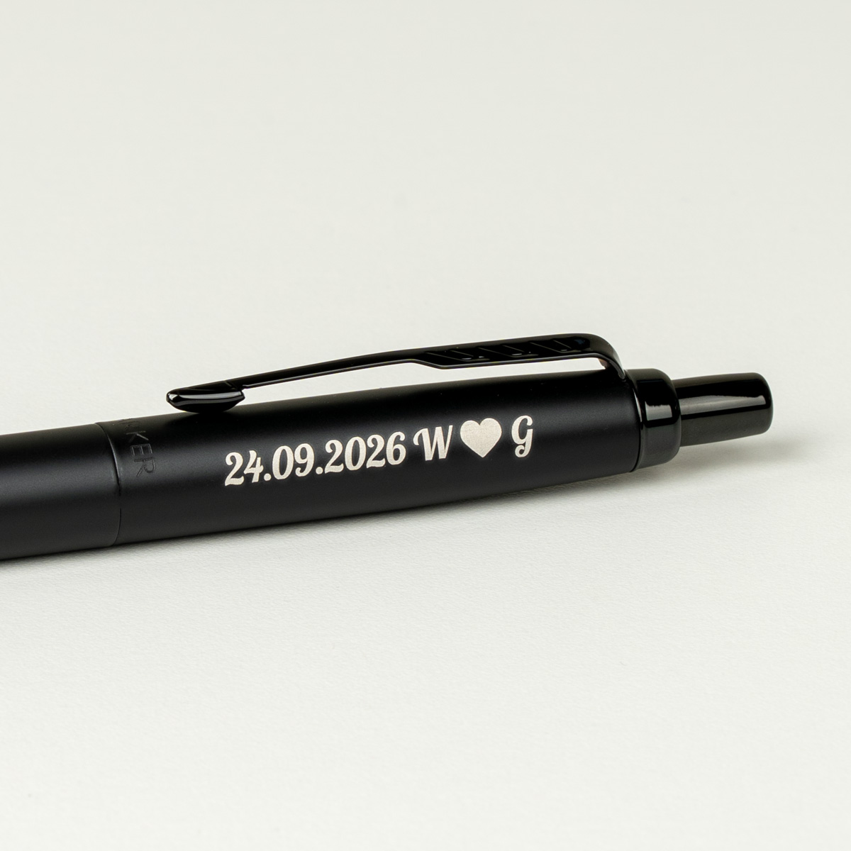 Długopis Parker Jotter XL Monochrome Black [2122753] z personalizowanym grawerem &bdquo;24.09.2026 W &hearts; G&rdquo;.