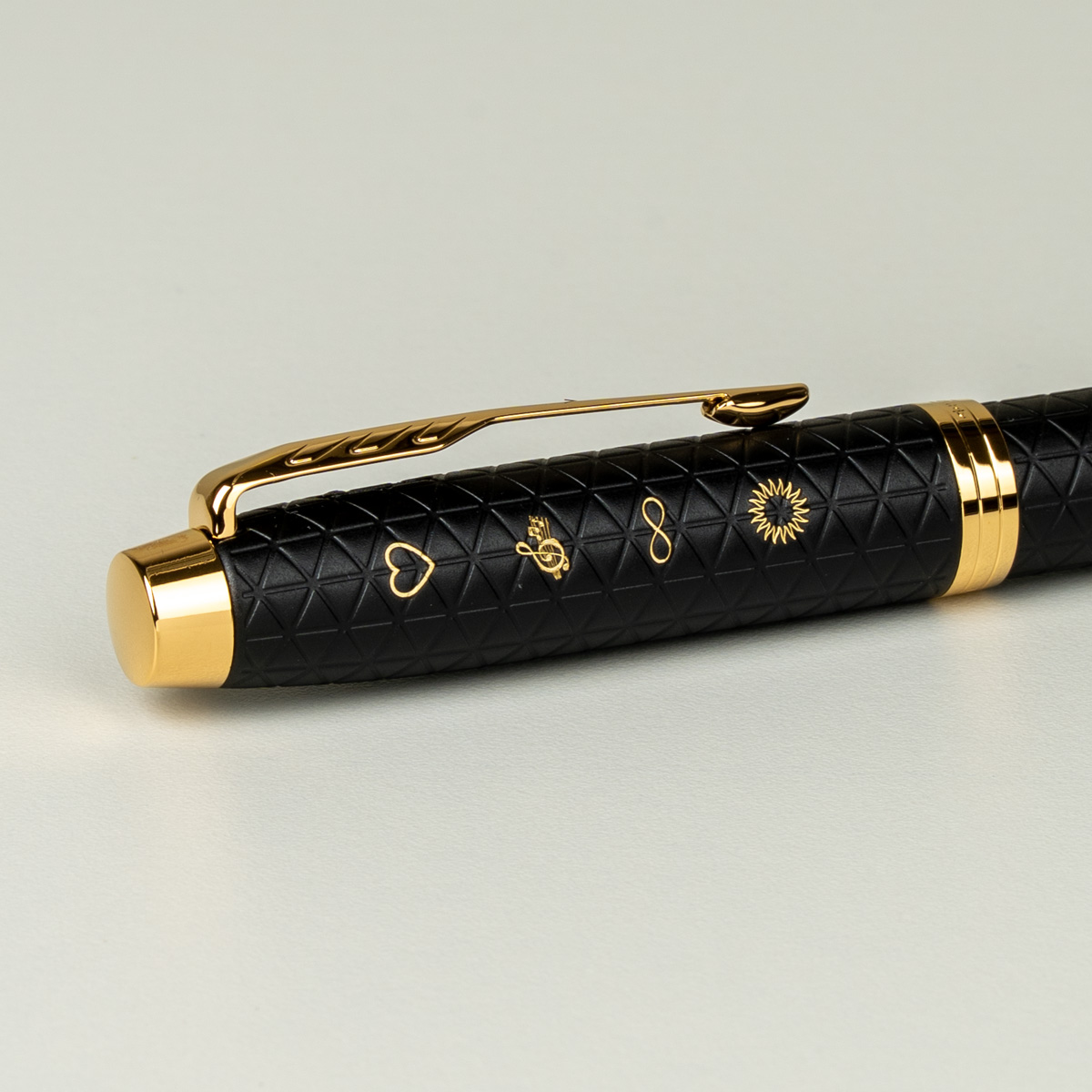 Pi&oacute;ro kulkowe Parker IM Premium Czarne GT [1931660] z personalizowanym grawerem: serce, symbol muzyczny, nieskończoność i słońce.