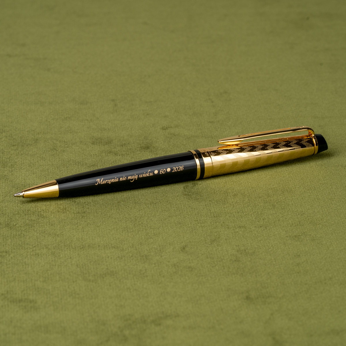 Długopis Waterman Expert Opera Collection GT [2225140] z personalizowanym grawerem &bdquo;Marzenia nie mają wieku &bull; 60 &bull; 2026&rdquo;.