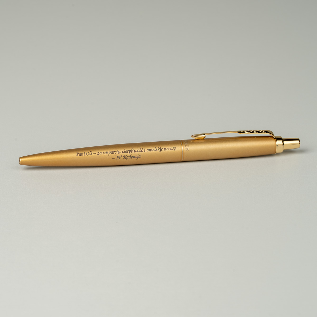 Długopis Parker Jotter XL Monochrome Gold [2122754] z grawerem &bdquo;Pani Oli &ndash; za wsparcie, cierpliwość i anielskie nerwy &ndash; IV Kadencja&rdquo;.