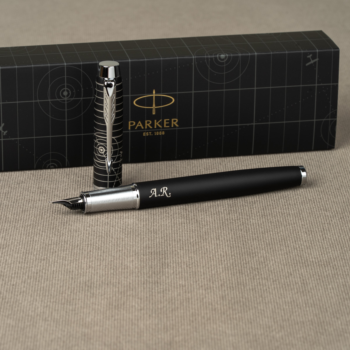 Pi&oacute;ro wieczne Parker IM Premium Legacy of Flight CT [2228739] z personalizowanym grawerem inicjał&oacute;w &bdquo;A.R.&rdquo; w zestawie z oryginalnym pudełkiem Parker.