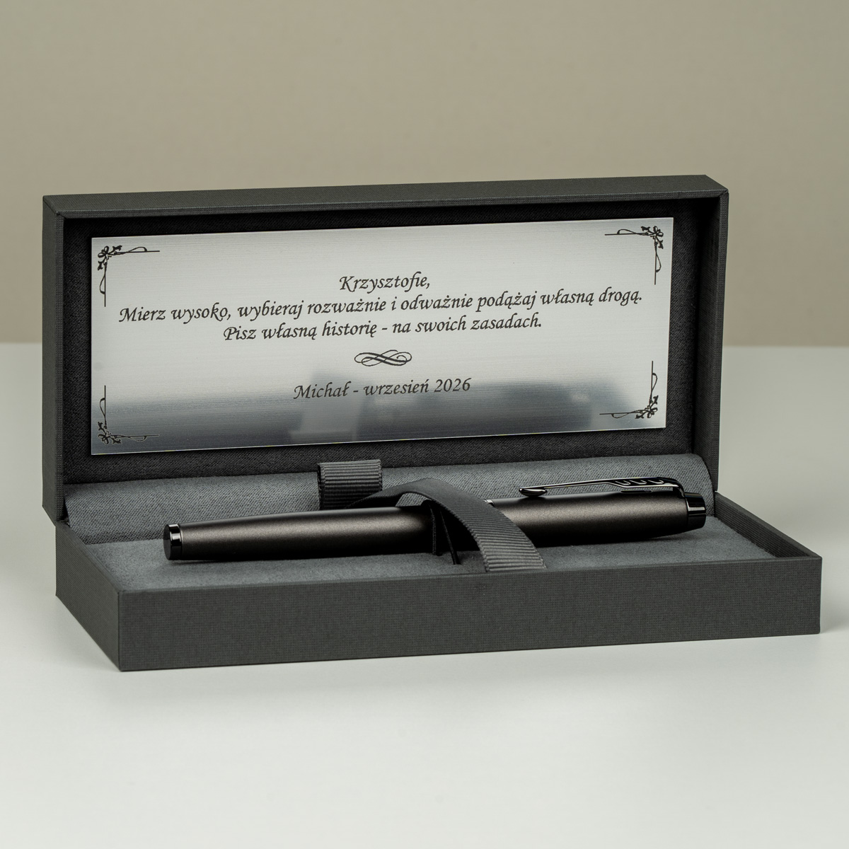 Pi&oacute;ro wieczne Parker IM Achromatic Czarne [2127741] w eleganckim pudełku z personalizowaną dedykacją dla Krzysztofa od Michała.