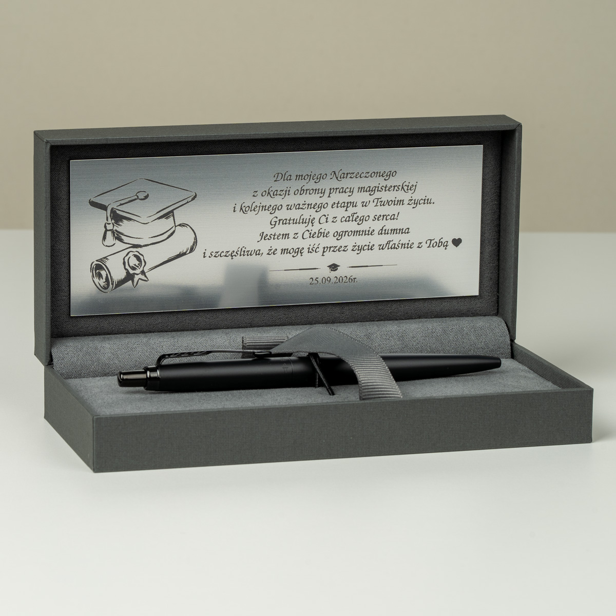 Długopis Parker Jotter XL Monochrome Black [2122753] w eleganckim pudełku z personalizowaną tabliczką z gratulacjami z okazji obrony pracy magisterskiej.