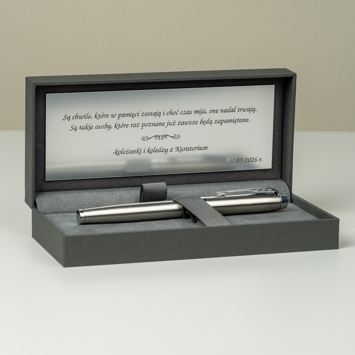 Pi&oacute;ro wieczne Parker IM Stainless Steel CT [2143635] w eleganckim pudełku z personalizowaną tabliczką z dedykacją od koleżanek i koleg&oacute;w z Kuratorium.