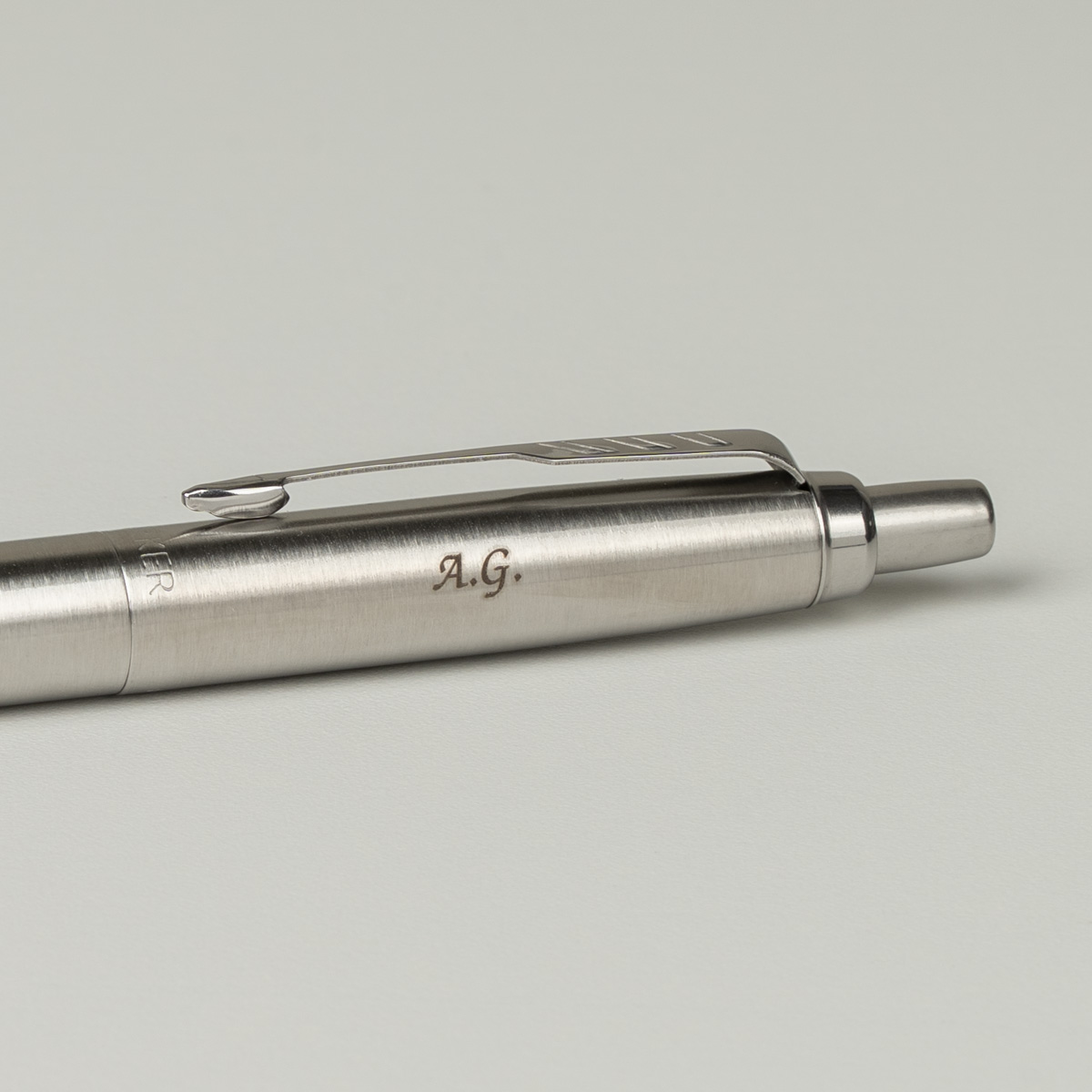 Długopis Parker Jotter XL Monochrome Srebrny [2122756] z personalizowanym grawerem inicjał&oacute;w &bdquo;A.G.&rdquo; na stalowym korpusie.