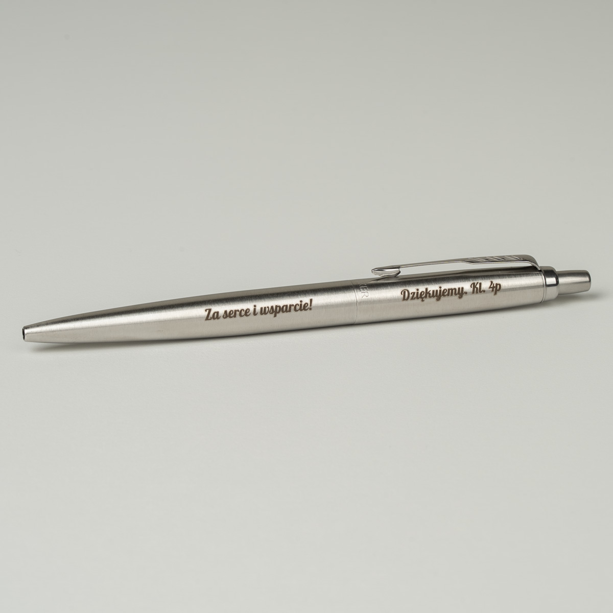 Długopis Parker Jotter XL Monochrome Srebrny [2122756] z personalizowanym grawerem &bdquo;Za serce i wsparcie!&rdquo; oraz &bdquo;Dziękujemy, Kl. 4p&rdquo;.