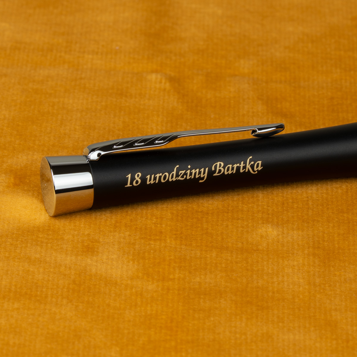 Długopis Parker Urban Czarny Matowy CT [2143639] z personalizowanym grawerem &bdquo;18 urodziny Bartka&rdquo;.