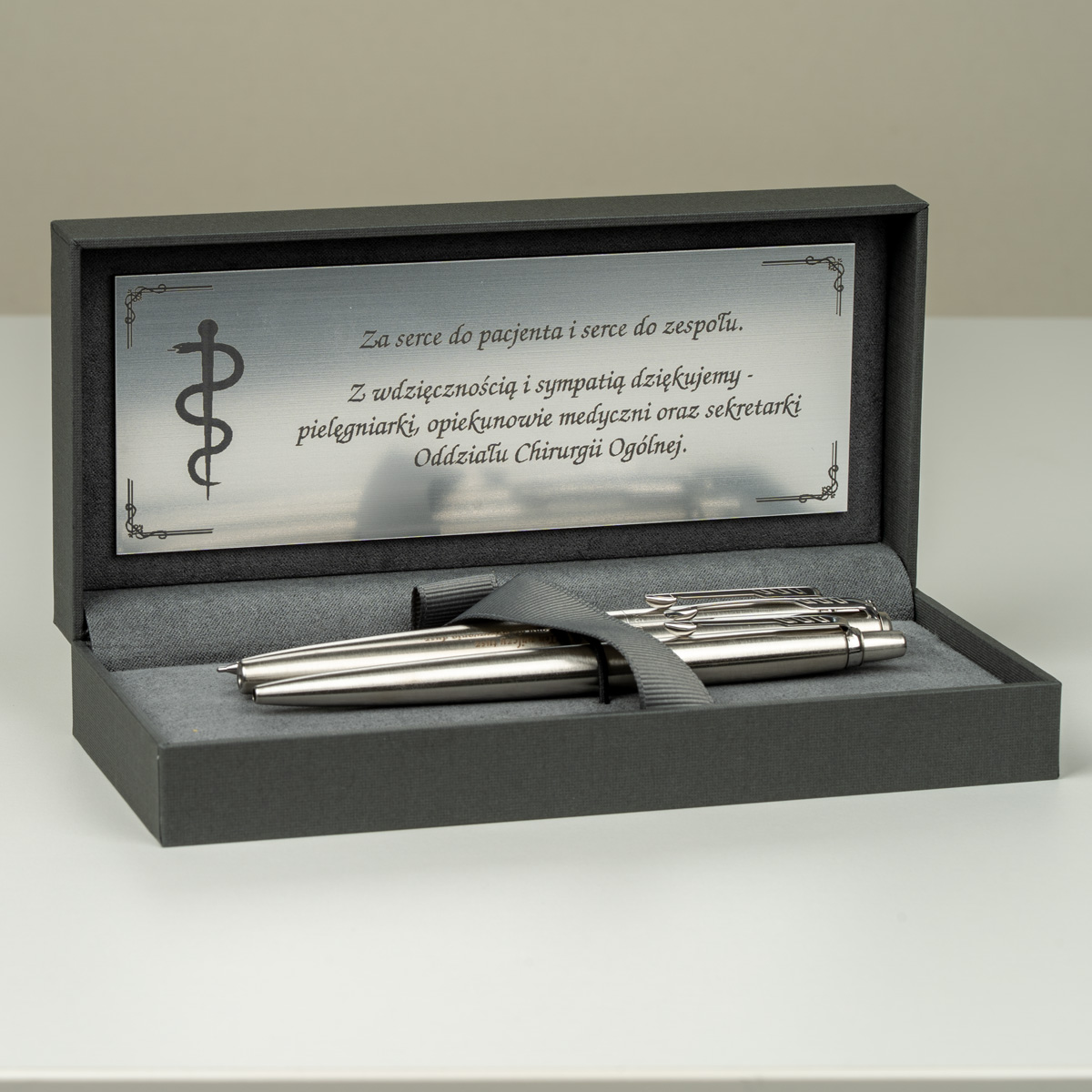 Długopisy Parker Jotter Stalowy Matowy CT [1953170] w eleganckim pudełku z grawerowaną tabliczką z podziękowaniami dla personelu Oddziału Chirurgii Og&oacute;lnej.