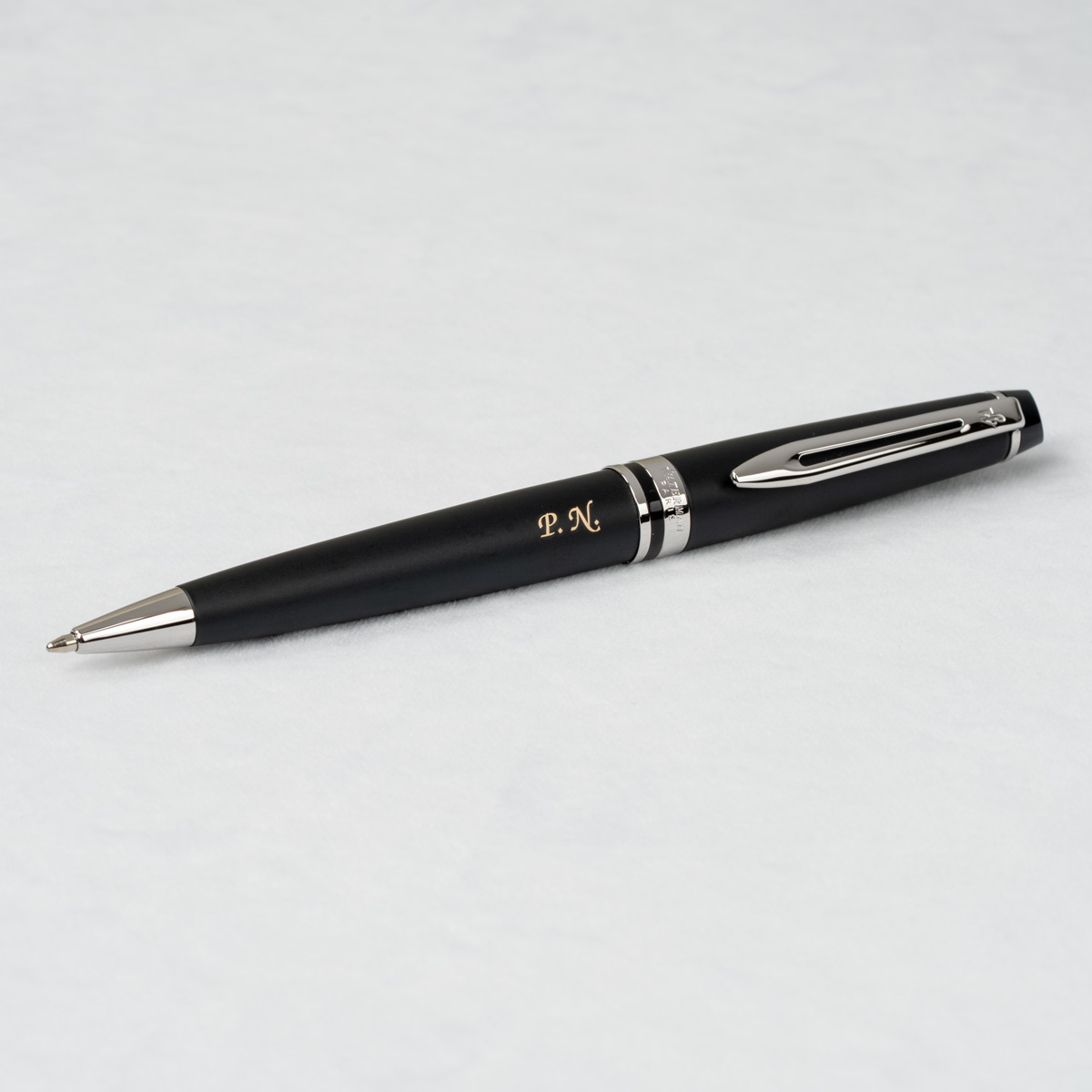 Długopis Waterman Expert czarny matowy CT [S0951900] z personalizowanym grawerem inicjał&oacute;w &bdquo;P.N.&rdquo;.