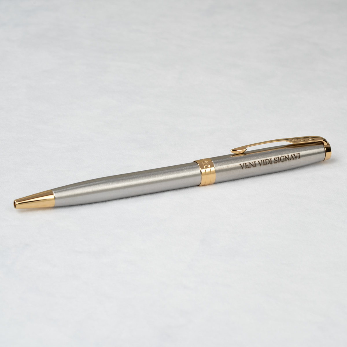 Długopis Parker Sonnet Stalowy GT [1931507] z personalizowanym grawerem &bdquo;VENI VIDI SIGNAVI&rdquo;.
