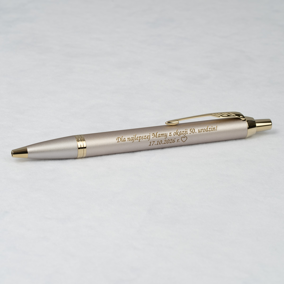 Długopis Parker IM Professionals Monochrome Champagne [2172956] z personalizowanym grawerem &bdquo;Dla najlepszej Mamu z okazji 50. urodzin!&rdquo; i datą 17.10.2026 r.