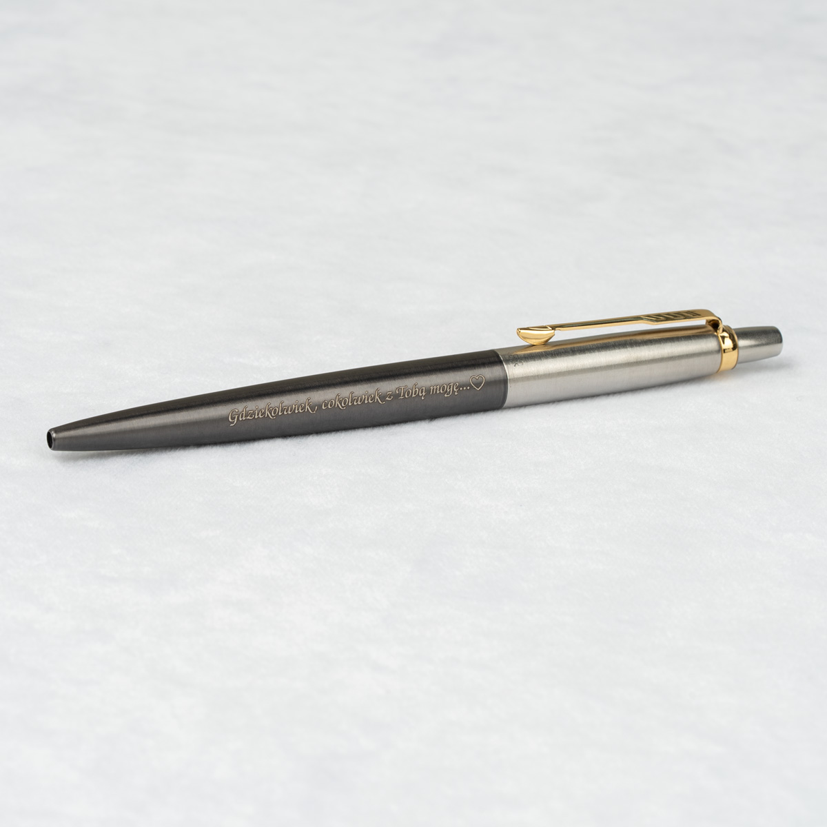 Długopis Parker Jotter XL Grey [2213722] z personalizowanym grawerem &bdquo;Gdziekolwiek, cokolwiek z Tobą mogę&hellip;&rdquo; i symbolem serca.