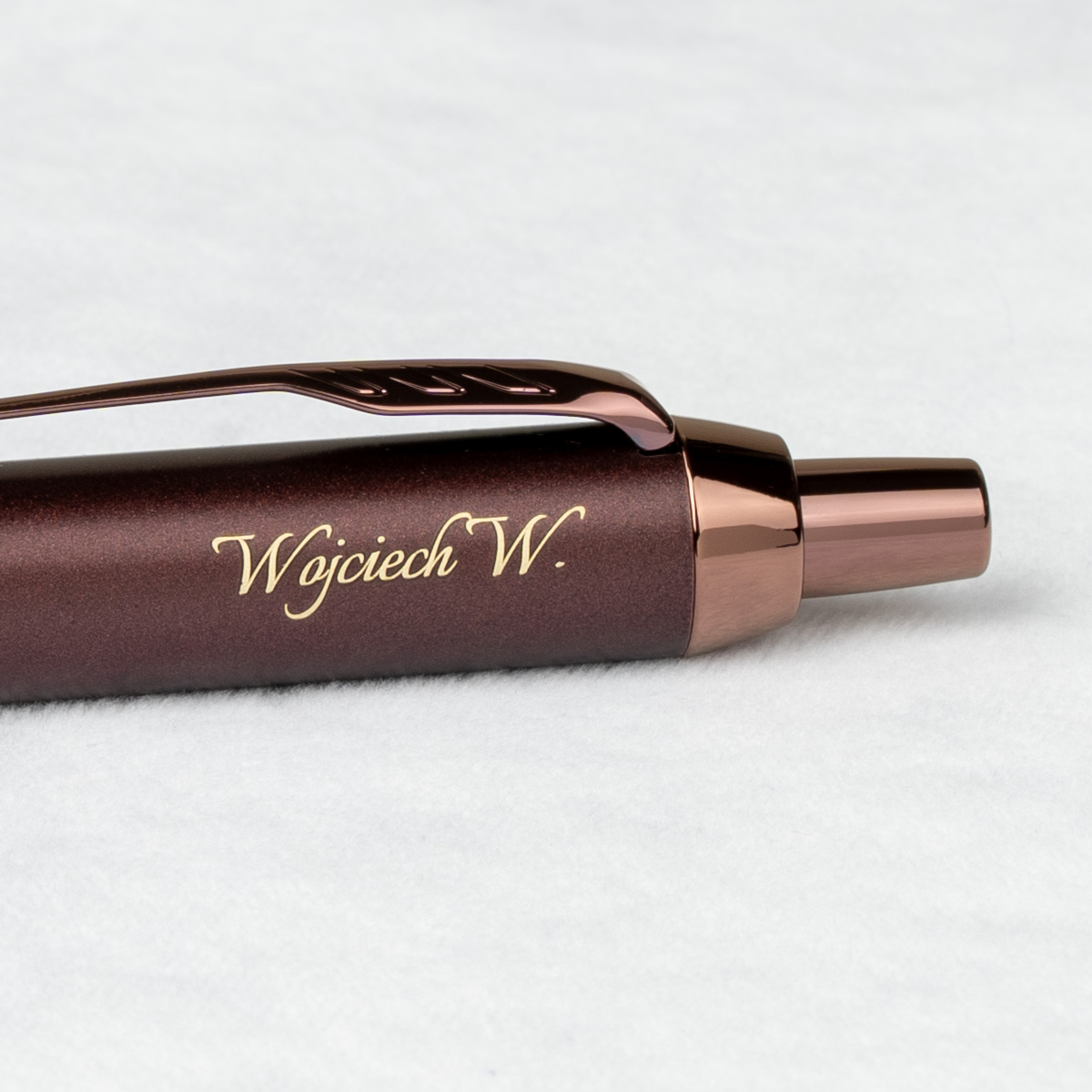 Długopis Parker IM Professionals Monochrome Burgundy [2190514] z personalizowanym grawerem imienia i nazwiska &bdquo;Wojciech W.&rdquo; w złotym kolorze.