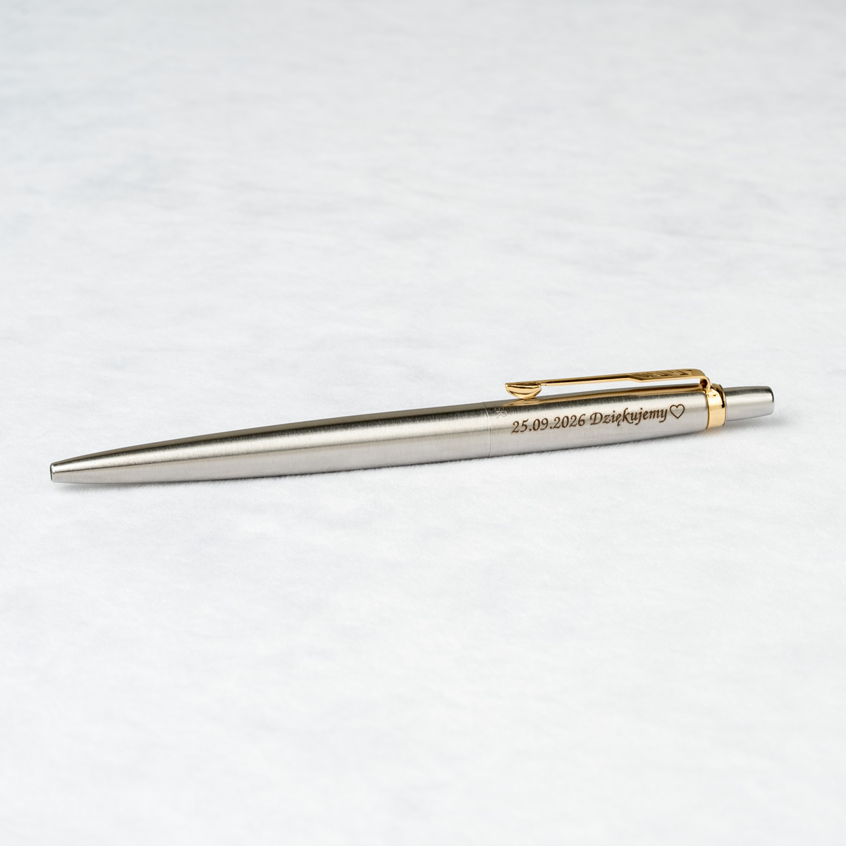 Długopis Parker Jotter Stalowy Matowy GT [1953182] z personalizowanym grawerem &bdquo;25.09.2026 Dziękujemy&rdquo; i symbolem serca.