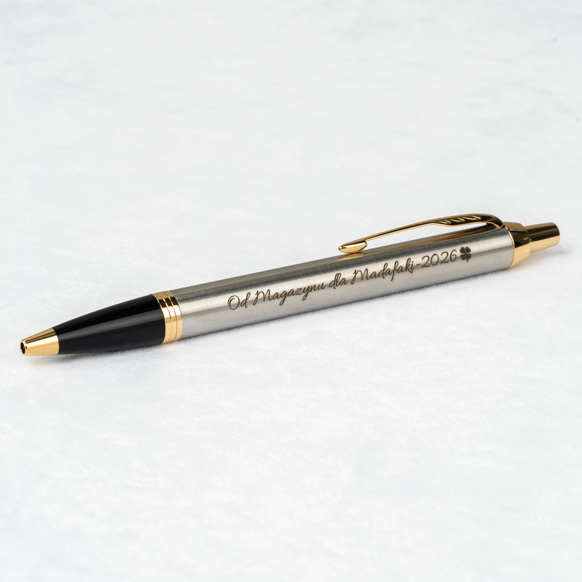 Długopis Parker IM Brushed Metal GT [1931670] z personalizowanym grawerem &bdquo;Od Magazynu dla Madafaki-2026&rdquo; i symbolem czterolistnej koniczyny.